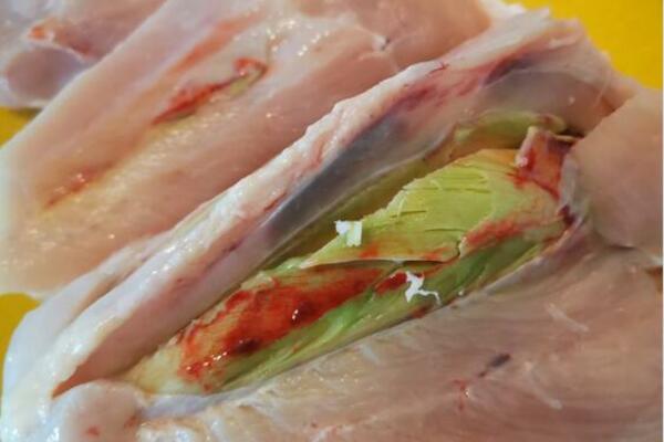 U OVIM DELOVIMA PILETINE SE SKUPLJA NAJVIŠE ŠTETNIH MATERIJALA: Evo šta bi trebalo da ZAOBIĐETE U MARKETU