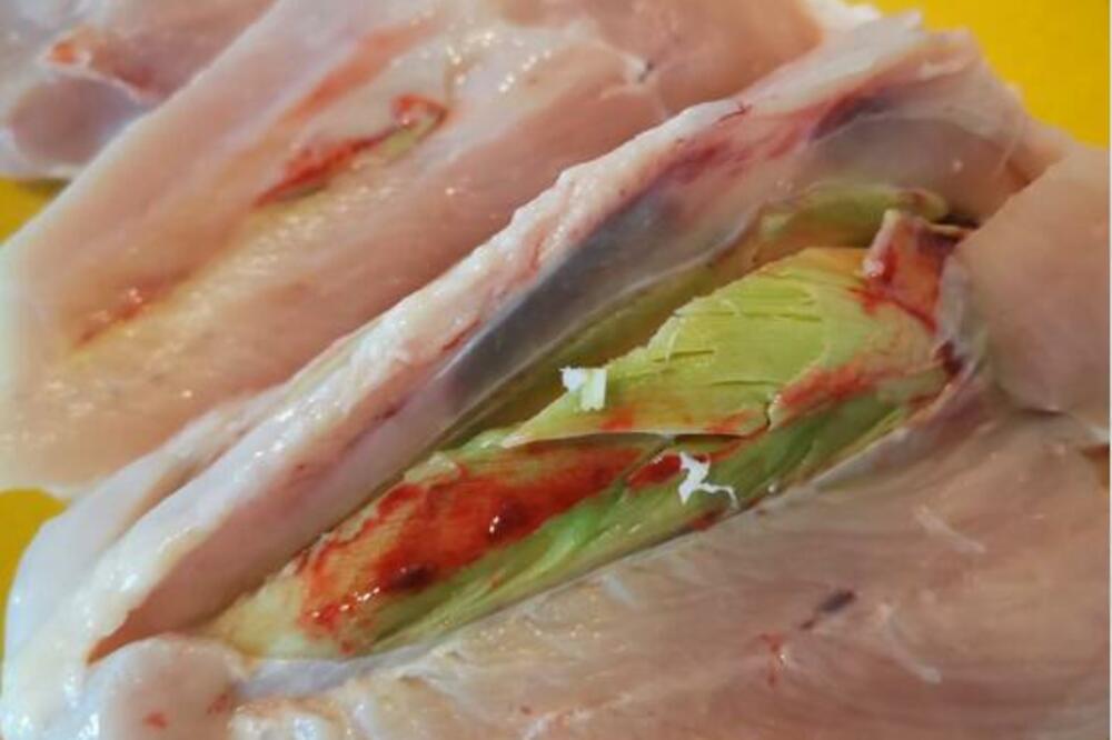 U OVIM DELOVIMA PILETINE SE SKUPLJA NAJVIŠE ŠTETNIH MATERIJALA: Evo šta bi trebalo da ZAOBIĐETE U MARKETU