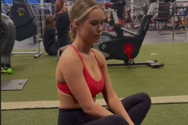 "SVE TI JE ISPALO! BUDI PRISTOJNA": Devojku brutalno IZVREĐALI ZBOG ODEĆE, šta vi MISLITE? (VIDEO)