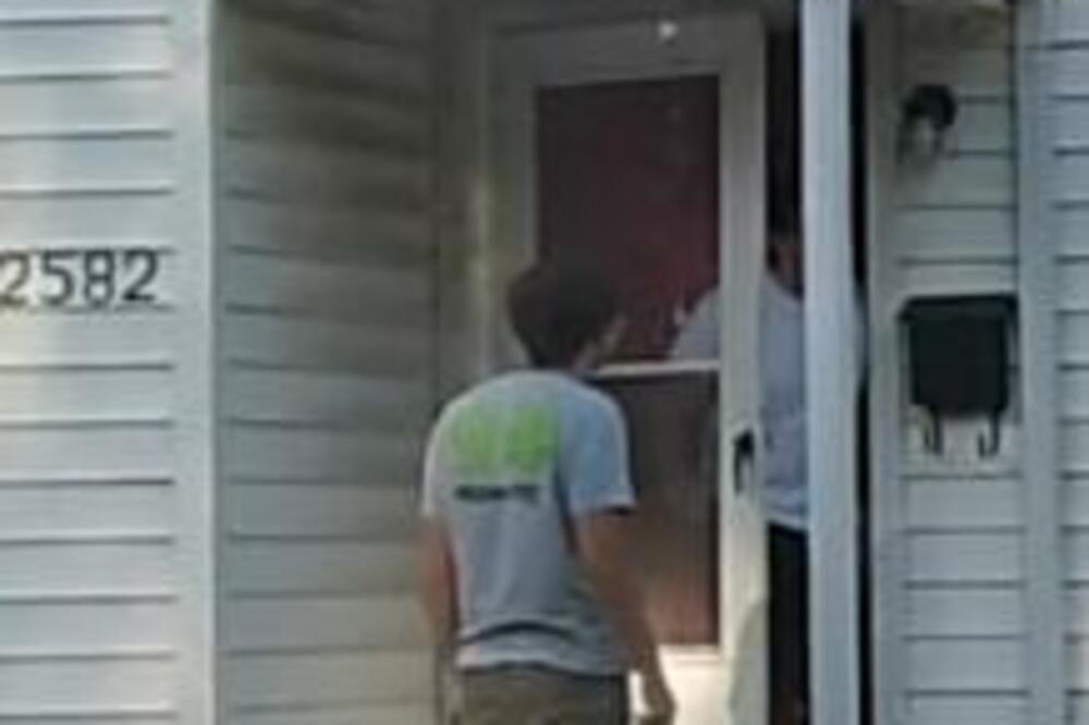 NA VRATIMA MU SE POJAVIO ČOVEK I PONUDIO MU NEŠTO KRAJNJE ŠOKANTNO: Kad mu je DAO I NOVAC, ostao je UKOPAN