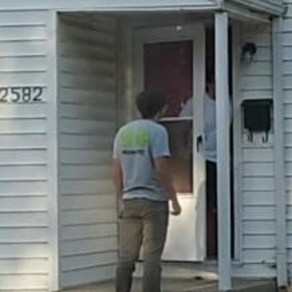 NA VRATIMA MU SE POJAVIO ČOVEK I PONUDIO MU NEŠTO KRAJNJE ŠOKANTNO: Kad mu je DAO I NOVAC, ostao je UKOPAN