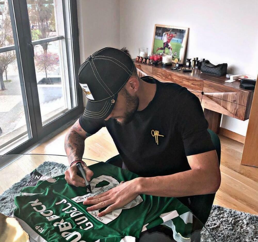  Poslednju tetovažu je uradio baš u Sevilji, gde trenutno igra za istoimeni klub - tri krsta na leđima.