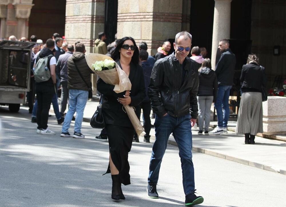 Donela mu je buket belih ruža