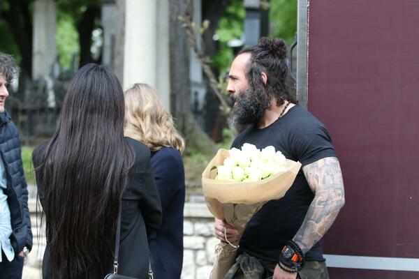 POJAVIO SE I MUŽ NAŠE PEVAČICE NAKON MEDIJSKE ILEGALE: Došao da isprati na VEČNI POČINAK kreatora, VELIKA TUGA