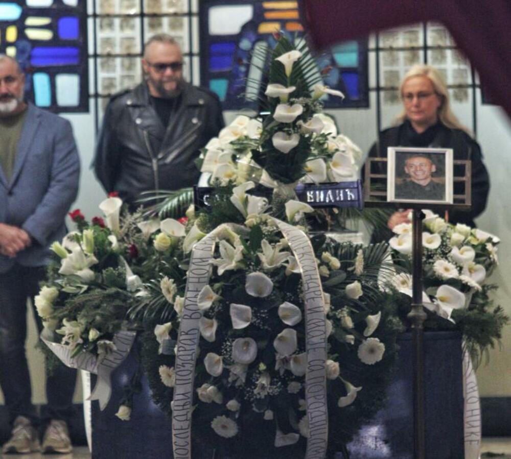 Na sanduku je veliki broj suza, buketa i sve je u beloj boji.