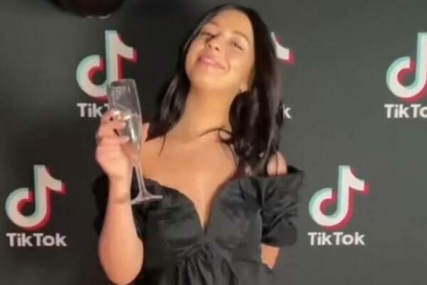 KADA SE SKINULA OTKRIO JE NJENU "PRLJAVU" TAJNU KOJU JE KRILA: Ipak nije mogla da kontrolište svoje NAGONE... VIDEO