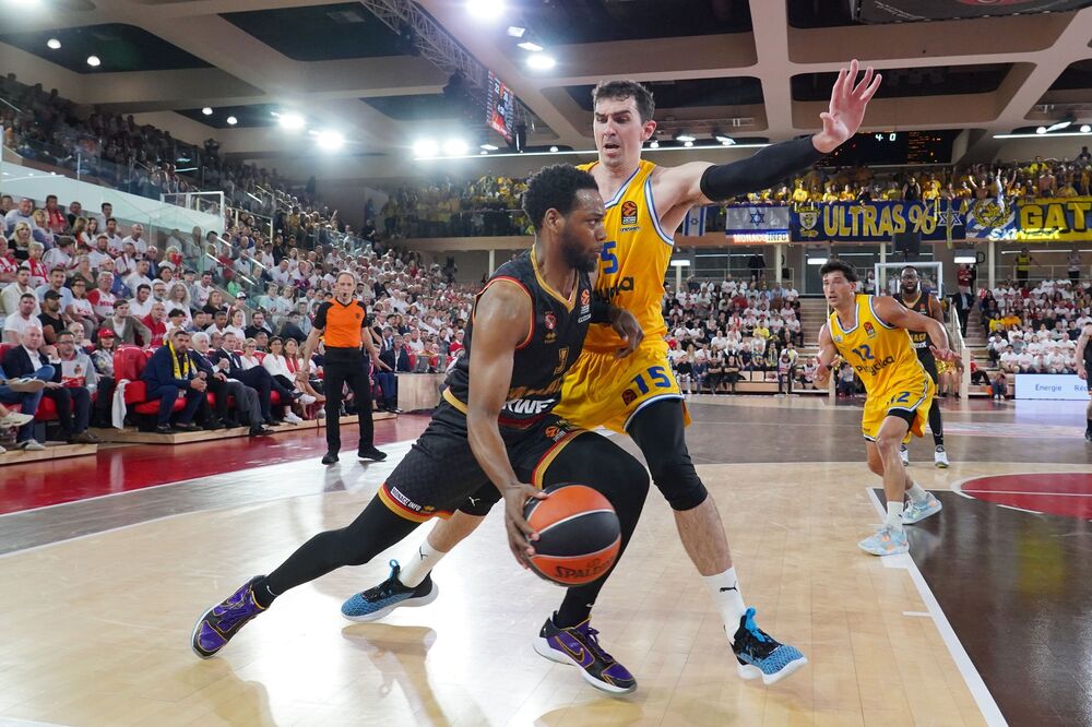 Džejk Koen (u žutom dresu) na utakmici Monaka i Makabija iz Tel Aviva