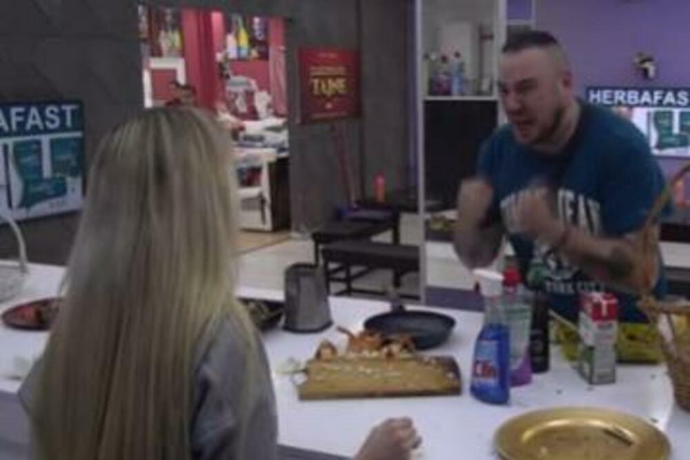 FILIP CAR NE PRESTAJE SA NASILNIČKIM PONAŠANJEM: Urlao na Aleks, pa joj OVO IZBIO iz RUKU, haos u Zadruzi