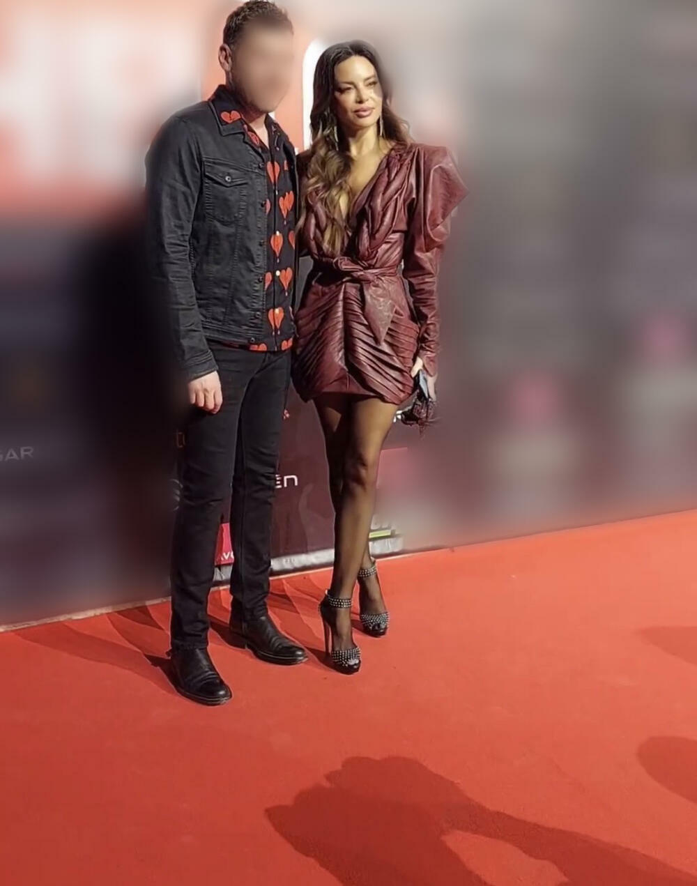 Nikolina Pišek sa nepoznatim muškarcem prošetala crvenim tepihom