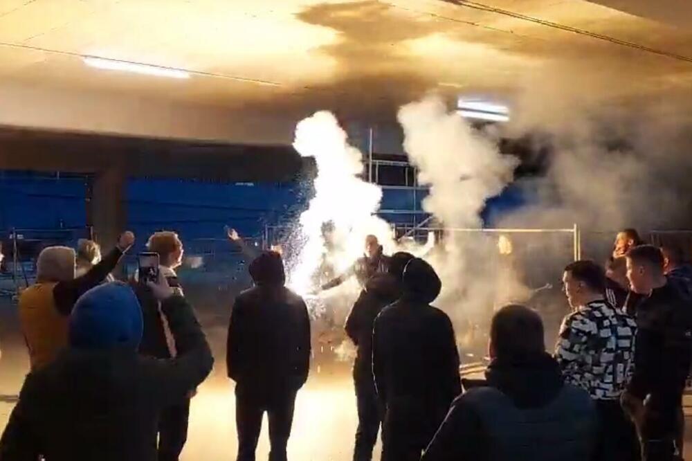 GROBARSKA LUDNICA NA AERODROMU: Navijači dočekali igrače Partizana, bakljada i skandiranje (VIDEO)
