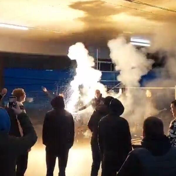 GROBARSKA LUDNICA NA AERODROMU: Navijači dočekali igrače Partizana, bakljada i skandiranje (VIDEO)