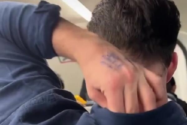 U PREVOZU PRIMETILA MLADIĆA SA SRAMNOM PORUKOM NA RUCI: Sve je ZABELEŽILA, nije mogla da ĆUTI! (VIDEO)