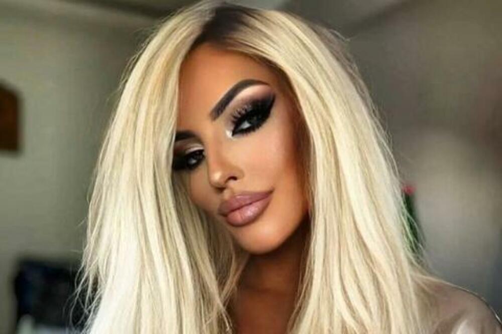 ZNATE LI ČIJA JE ŽENA OVA ATOMSKA BOMBA? Na zgodnoj PLAVUŠI mu svi ZAVIDE, a tek da vidite kakvo TELO IMA