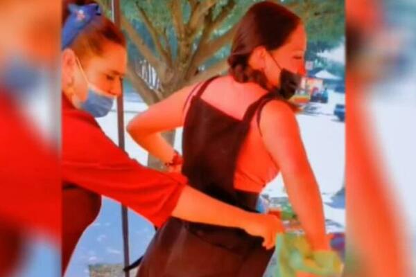 MAJKA KONOBARICU TERA DA NOSI KECELJU NAOPAČKE: Svi gledaju SAMO U JEDNU STVAR, njeno telo HIPNOTIŠE SVE (VIDEO)