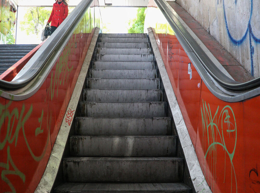 Pruge na pokretnim stepenicama su zapravo barijera za sprečavanje ulaska smeća,