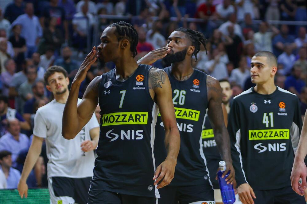 DAJEM KOLA ZA KARTU! Hit oglas navijača Partizana (FOTO)