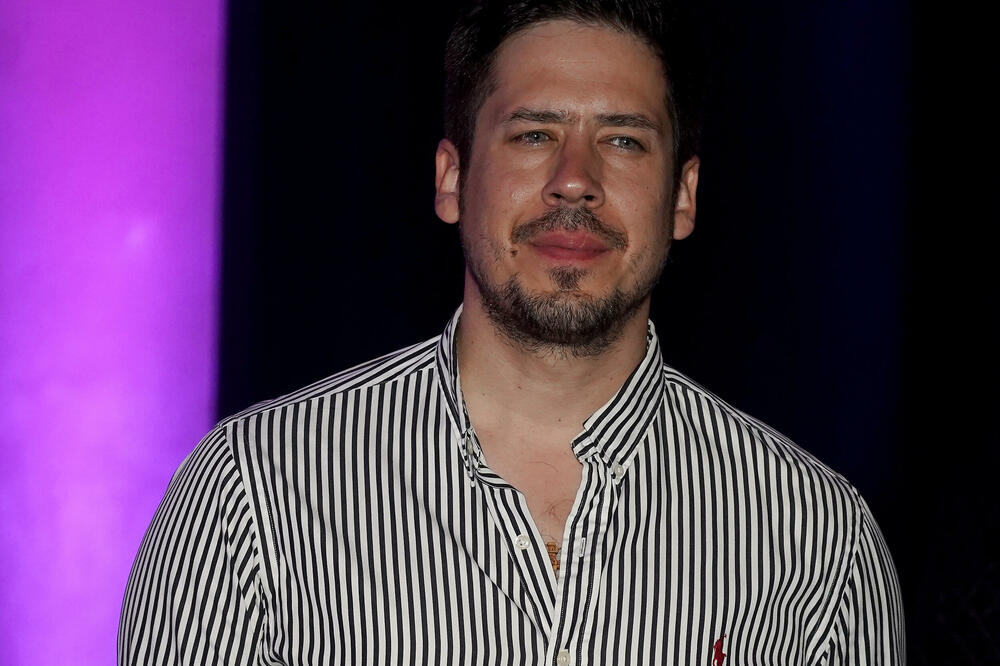 NIKOLA ROKVIĆ ZABRINIO SVE: Pevač se POVREDIO na putu do Grčke, pa se OVIM REČIMA OBRATIO PRATOCIMA