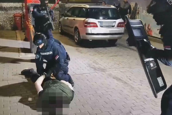 UHAPŠENA TROJICA MALOLETNIKA U NOVOM SADU: Ko jednog pronađena replika automatske puške!