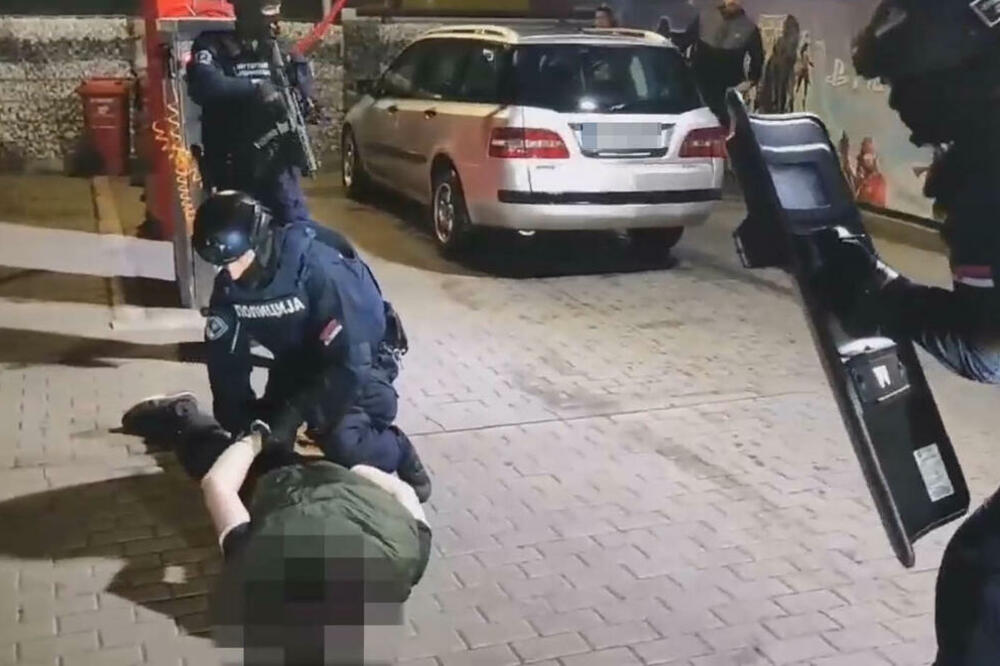 UHAPŠENA TROJICA MALOLETNIKA U NOVOM SADU: Ko jednog pronađena replika automatske puške!