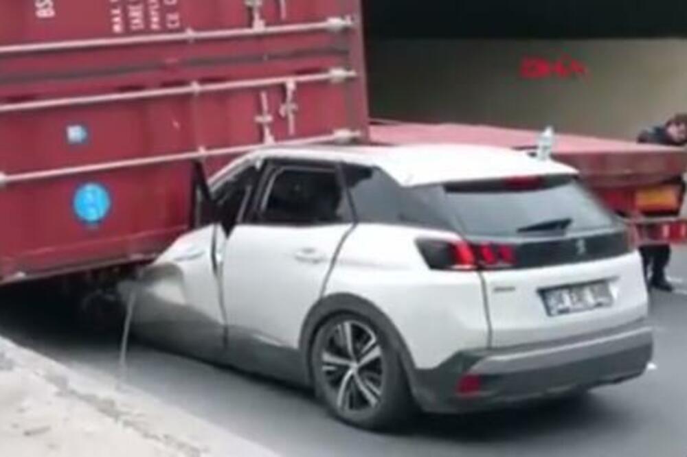 POZNATI KOŠARKAŠ POVREĐEN U TEŠKOJ NESREĆI: Prikolica kamiona mu pala na auto! (VIDEO)