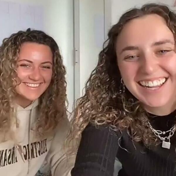 ROĐENE SU U DAN RAZLIKE, A IZGLEDAJU KAO BLIZNAKINJE: Nemaju veze jedna s drugom, a to nije SVE... (VIDEO)