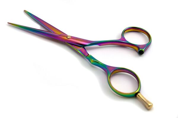 TRIK KOJI ĆETE STALNO PRIMENJIVATI: Za par minuta naoštrite makaze, kao da su nove