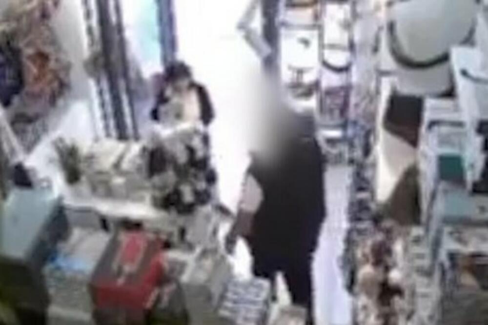 BEZOBRAZNI LOPOV POKRAO LJUDE, PA IM TRAŽIO PARE: Snimak UZNEMIRIO Beograđane! Ovo radi po CELOM GRADU? (VIDEO)