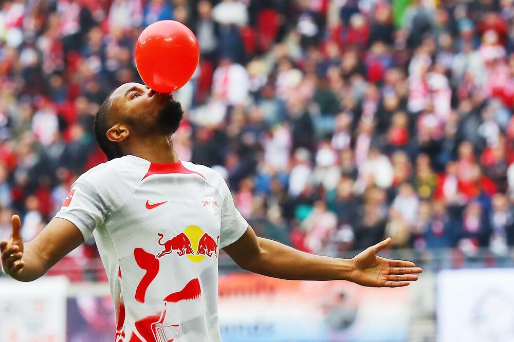 ČEKA NAS PAKLENA BORBA ZA LIGU ŠAMPIONA! Šalke u 92. minutu uhvatio poslednji voz za opstanak (VIDEO/FOTO)