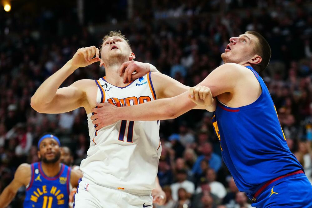 Nikola Jokić (desno) na utakmici Denvera i Finiksa