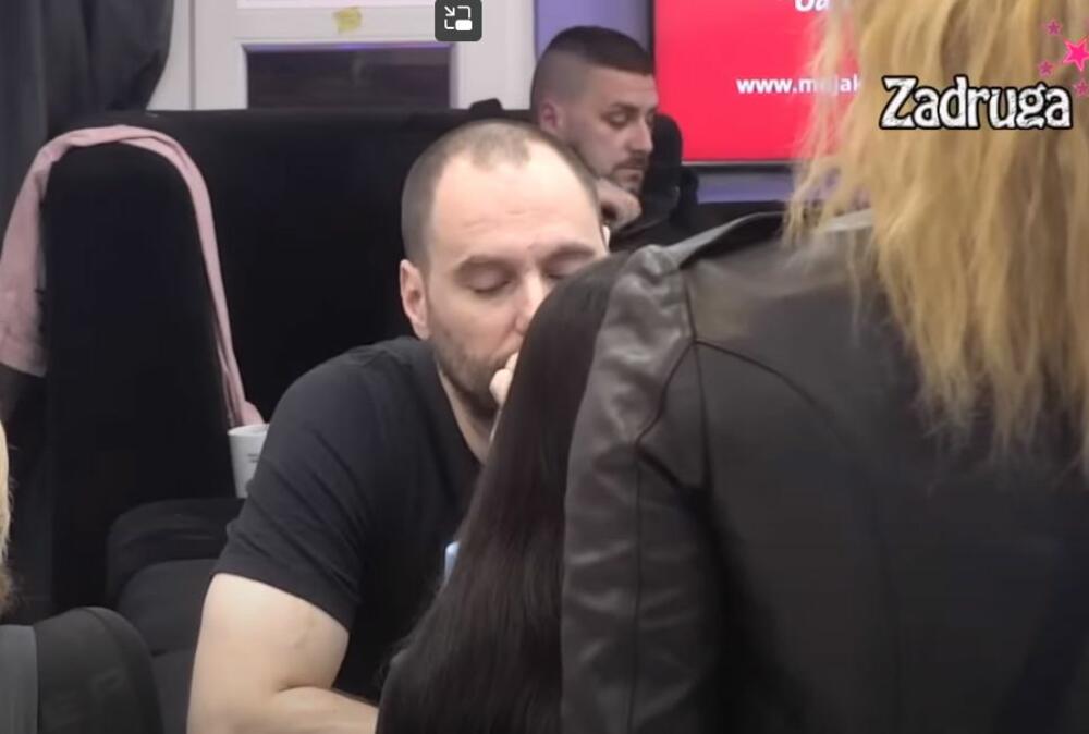 Zvezdan sluša Anino izlaganje