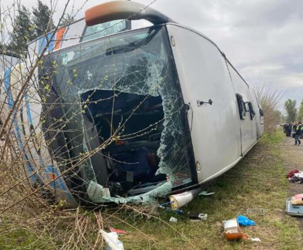 Autobus koji se prevrnuo
