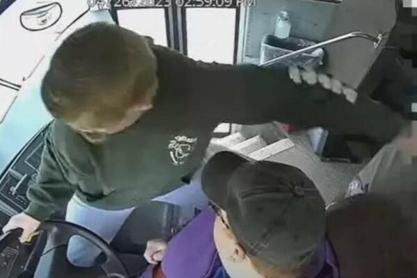 UČENIK HEROJ SPASIO AUTOBUS PUN DECE: Vozaču pozlilo, a TRAGEDIJA SPREČENA u deliću sekunde (VIDEO)
