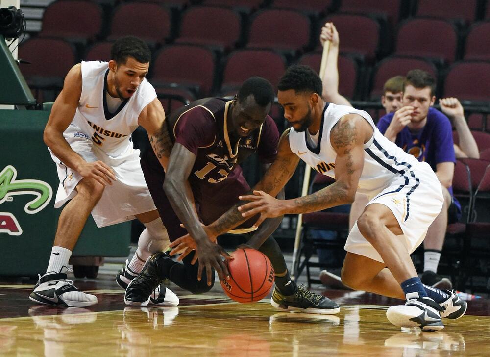 Madžok Deng (u sredini)