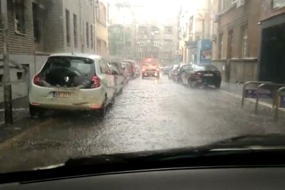 POTOP U NASELJU KOD NOVOG SADA: Cela ulica pod vodom, bujica nosi automobile (VIDEO)