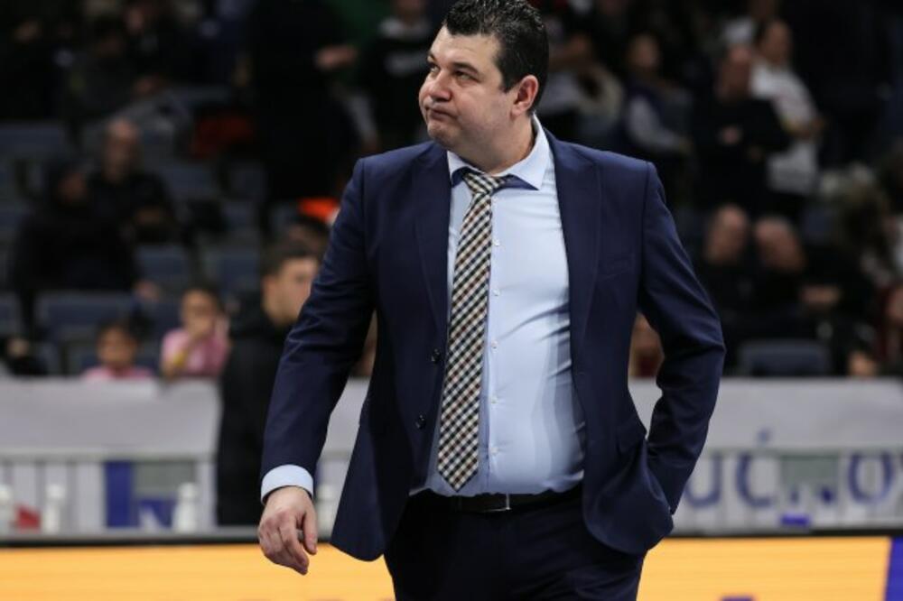 OVO JOŠ NISTE VIDELI: Nikolić BESNO uleteo na teren i oborio protivničkog igrača! (VIDEO)