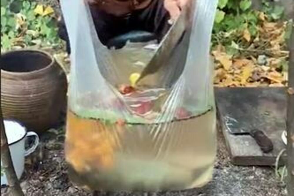 STAVILA JE PLASTIČNU KESU SA VODOM NA VATRU: Kada vidite šta se DESILO, uradićete isto danas (VIDEO)