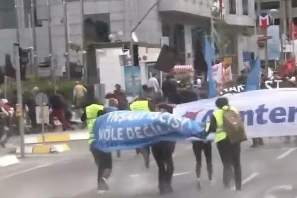 NAJKRVAVIJI PROTEST U TURSKOJ TOKOM PRVOG MAJA: 500.000 ljudi na ulicama, poginulo preko 30 osoba! (VIDEO)