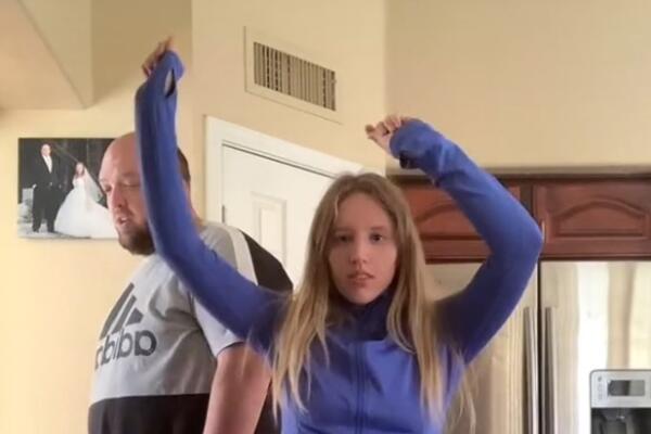 NIKO NE MOŽE DA POGODI KOLIKO ONA IMA GODINA: Probajte, šokiraćete se bukvalno (VIDEO)