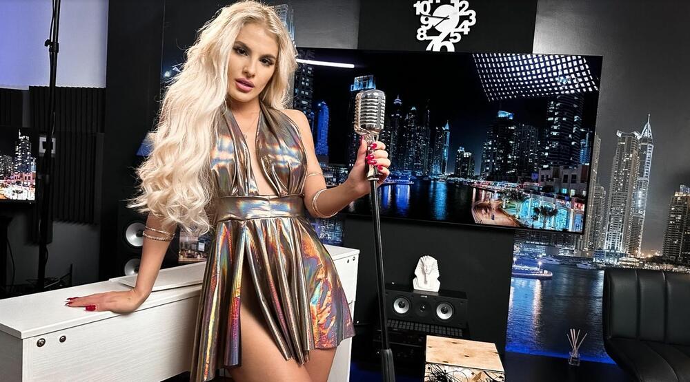 U svojoj desetoj godini si preselila u Beograd i tamo je nastavila školovanje.