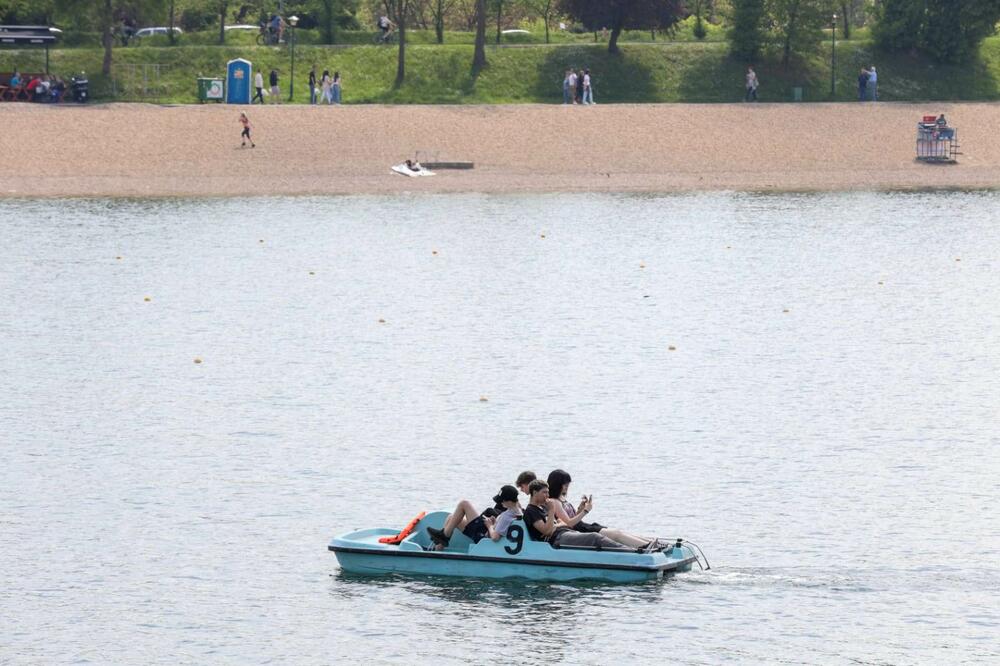 PRE DVE NEDELJE SMO SE "KUPALI" U SNEGU, A DANAS U BEOGRADSKOM JEZERU: Momci posle uranka ZAPLIVALI na Adi (FOTO)