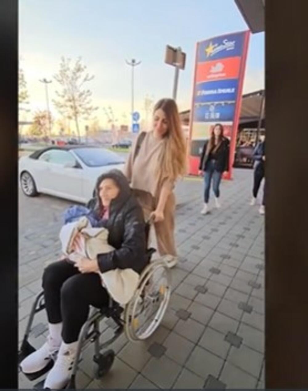 Slobina mama u kolicima