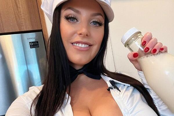 ANĐELA SNIMILA PREKO 900 EKSPLICITNIH FILMOVA, ALI NE VOLI DA JE MUŠKO MASIRA: Jedan trenutak je promenio sve! FOTO