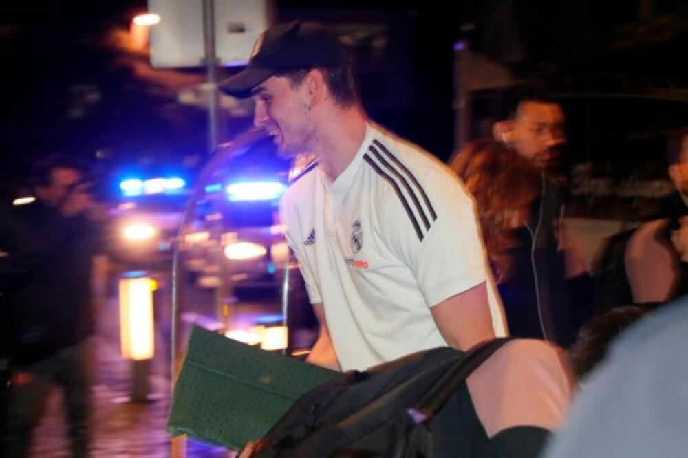 SNAŽNE POLICIJSKE SNAGE DOČEKALE MADRIĐANE: Košarkaši Reala stigli u hotel, Grobara ni na vidiku! (FOTO)