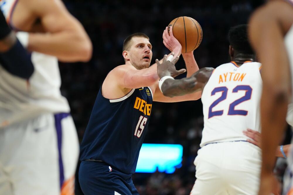 Nikola Jokić (levo) na utakmici Denvera i Finiksa