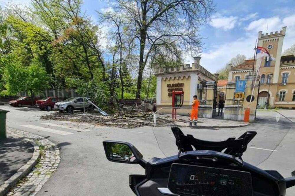 VETAR OBORIO STABLO KOD KLINIČKOG CENTRA: Dete prolazilo ispod, za dlaku izbegnuta NESREĆA (FOTO)