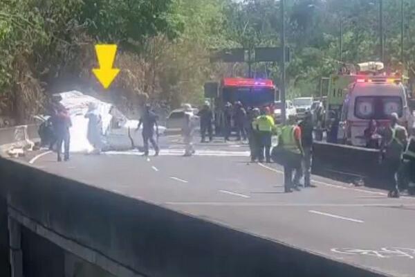 SNIMAK KOJI LEDI KRV U ŽILAMA: Avion pada na auto-put, putnici mile po zemlji (VIDEO)