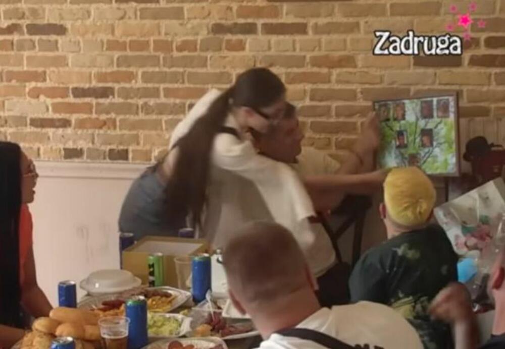 Ivan Marinković pokazuje poklon koji je dobio