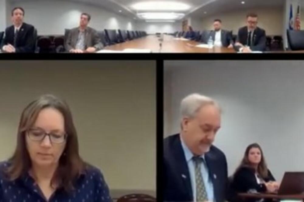 POLITIČAR DOŽIVEO NEVIĐENU BLAMČINU, PUKLA BRUKA U TOKU SASTANKA: Kad se uključio u poziv svi ZANEMELI (VIDEO)