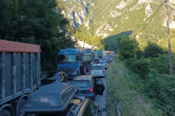 "NEMA MRDANJA, STOJIMO 40 MINUTA": Ogromne GUŽVE na GRANIČNIM PRELAZIMA, ovde je NAJKRITIČNIJE!