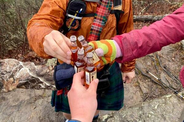 IMATE 11 SEKUNDI DA PRONAĐETE ČETVRTU RUKU KOJA DRŽI FLAŠICU: Iluzija koja je MNOGE NAMUČILA, da li ste uspeli?